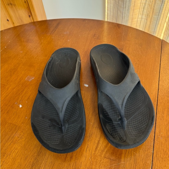 OOFOS recovery Black Flip Flop Sandals unisex M 12 W 14 EU 45 - Picture 1 of 8